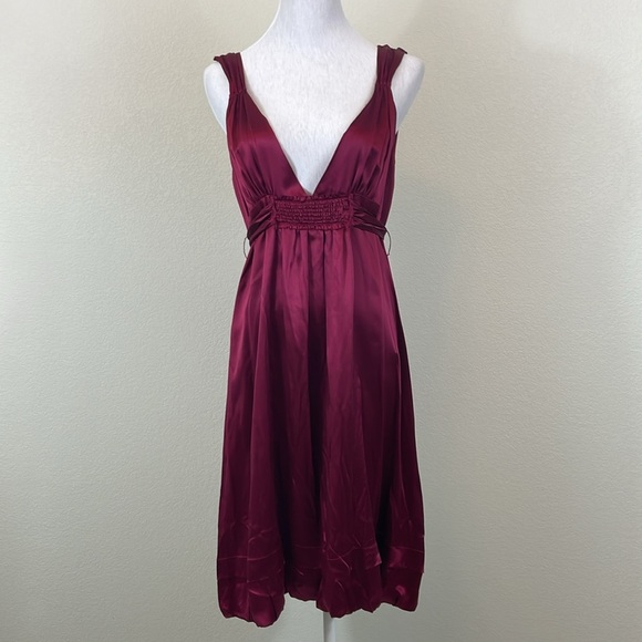 Vera Wang Lavender Label Dresses & Skirts - Lavender label Vera Wang 100% silk maroon v neck backless dress size small